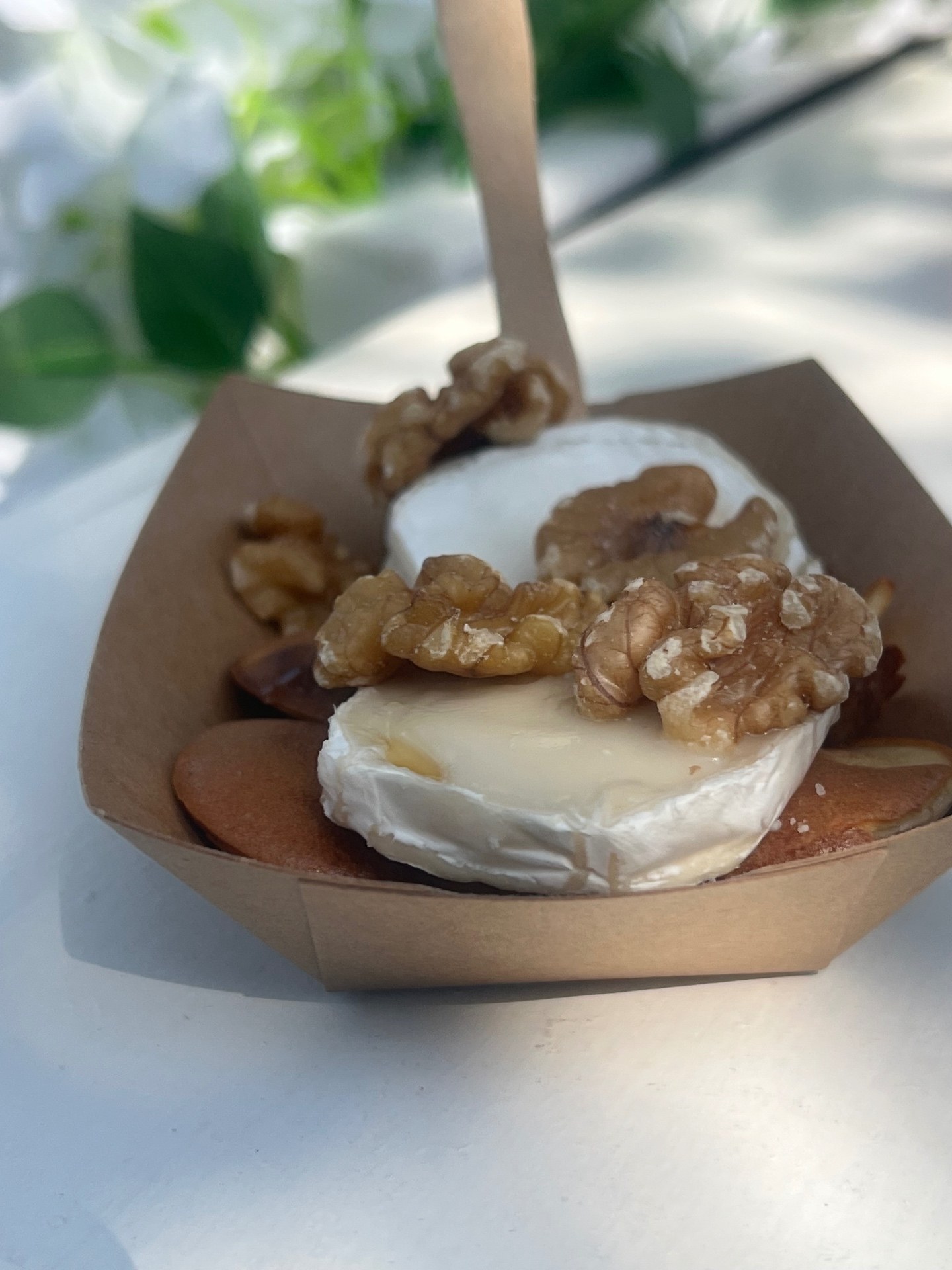 Barquette de pancakes salés au chèvre, miel et noix