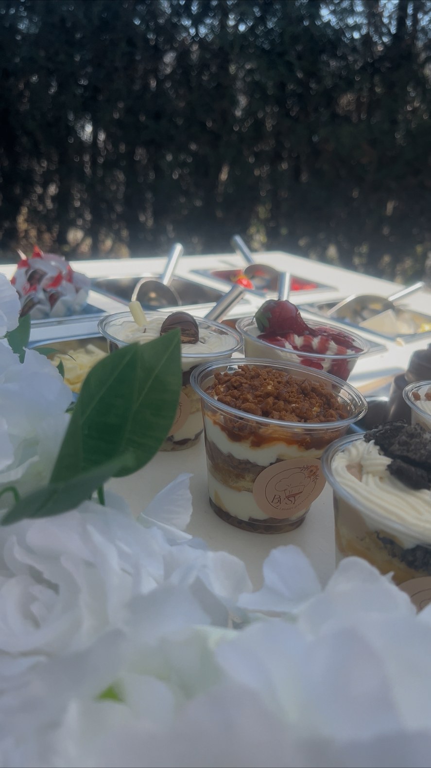 Verrines layer cake cup assorties dressées sur le présentoir de l'événement
